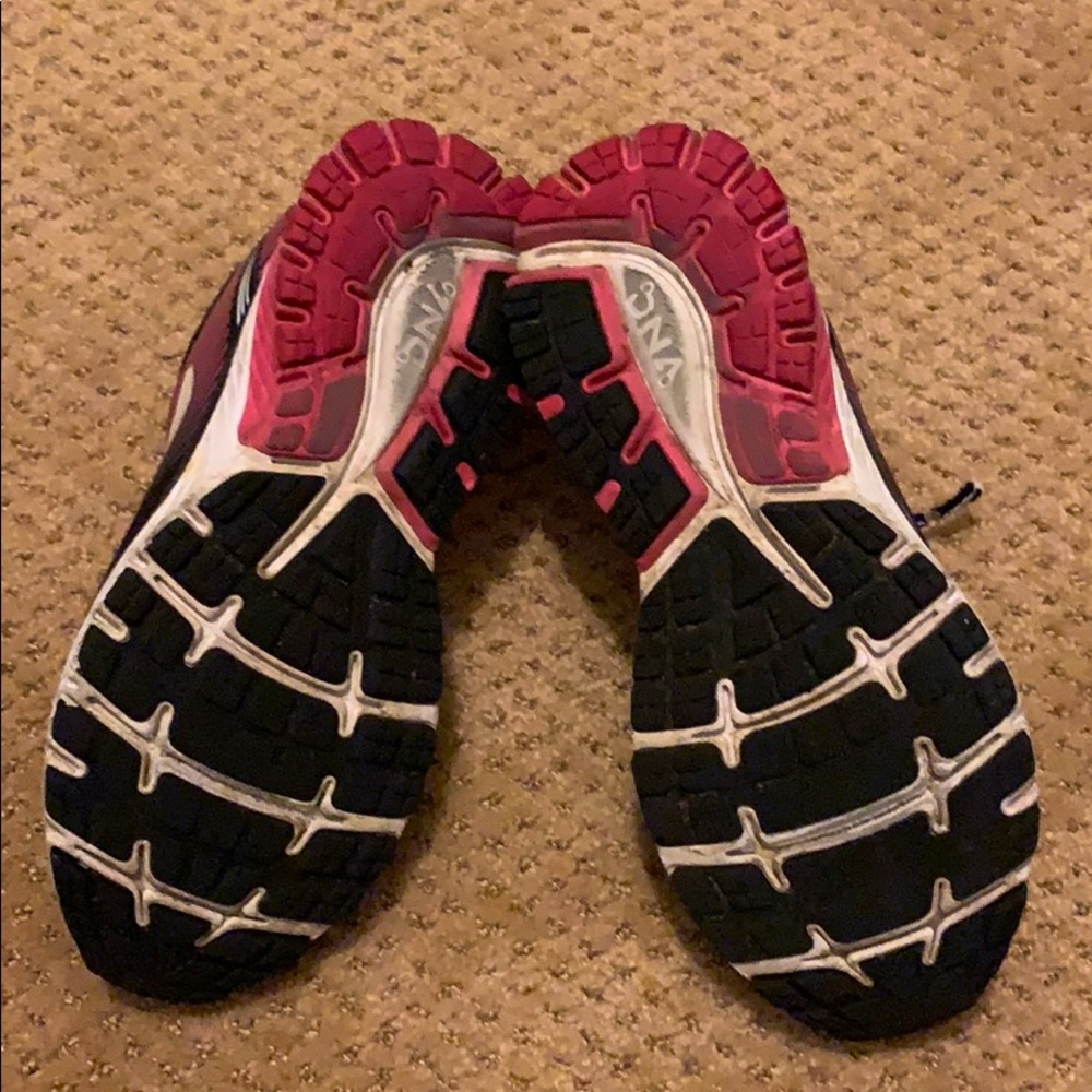 Brooks women’s Running Shoes Black with Red Accents - Picture 3 of 3